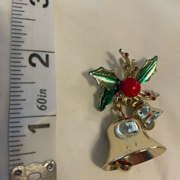 Vintage pin with gold bells that jingle and Holly - Picture 2 of 4